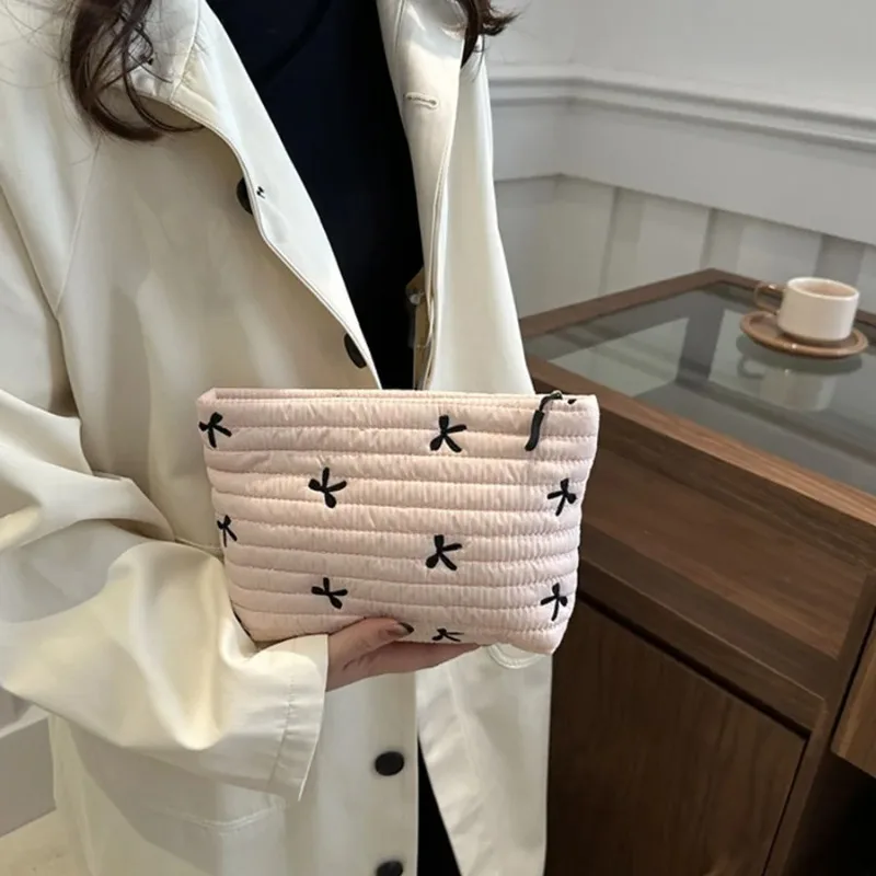 귀여운 디자인의 지퍼형 화장품 가방, 넉넉한 수납 공간 - Embroidery Bag 리뷰 및 가격